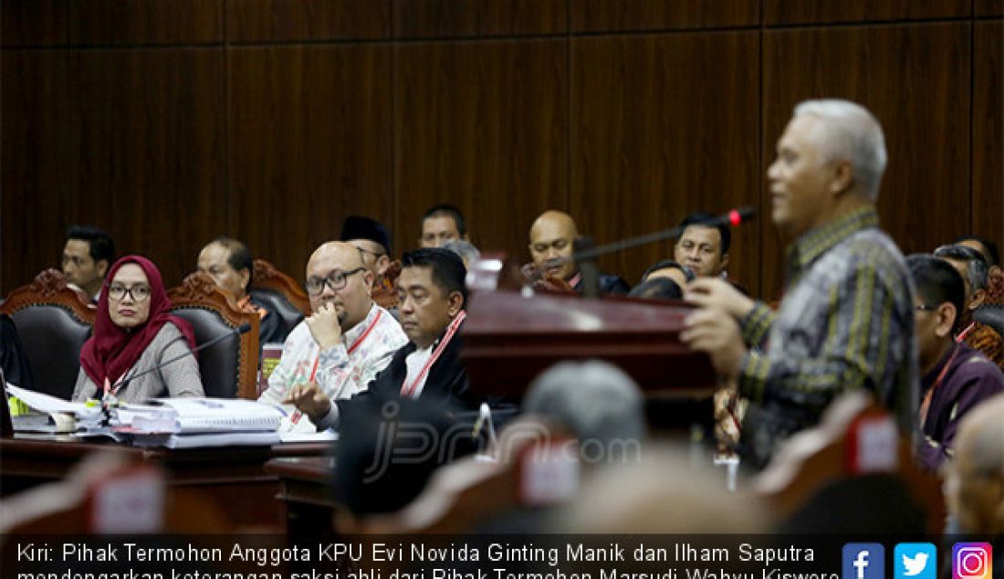 Kiri: Pihak Termohon Anggota KPU Evi Novida Ginting Manik dan Ilham Saputra mendengarkan keterangan saksi ahli dari Pihak Termohon Marsudi Wahyu Kisworo bersaksi pada sidang Sengketa Pilpres 2019, Jakarta, Kamis (20/6). - JPNN.com