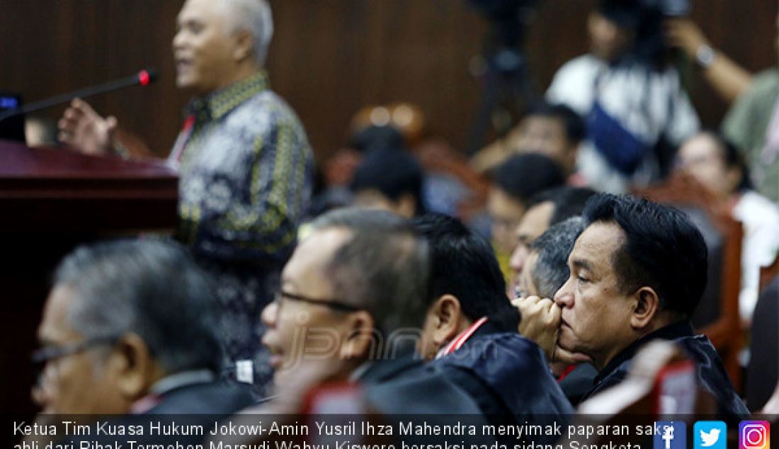 Ketua Tim Kuasa Hukum Jokowi-Amin Yusril Ihza Mahendra menyimak paparan saksi ahli dari Pihak Termohon Marsudi Wahyu Kisworo bersaksi pada sidang Sengketa Pilpres 2019 di Mahkamah Konstitusi, Jakarta, Kamis (20/6). - JPNN.com