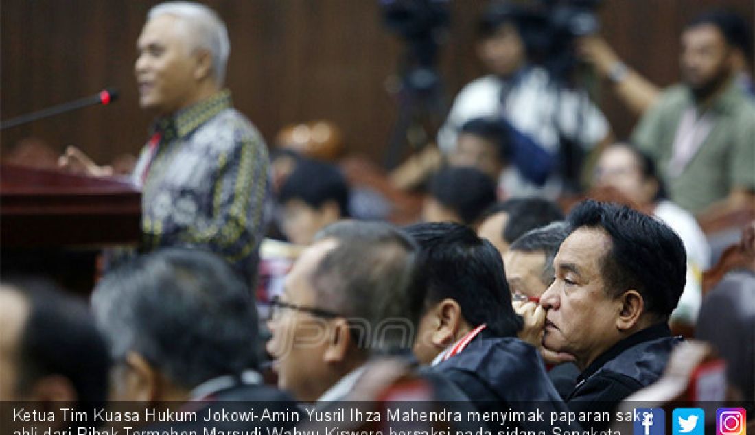 Ketua Tim Kuasa Hukum Jokowi-Amin Yusril Ihza Mahendra menyimak paparan saksi ahli dari Pihak Termohon Marsudi Wahyu Kisworo bersaksi pada sidang Sengketa Pilpres 2019 di Mahkamah Konstitusi, Jakarta, Kamis (20/6). - JPNN.com