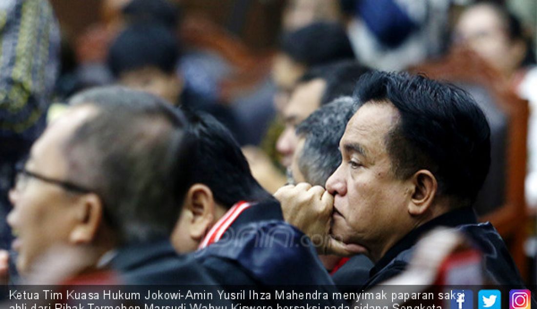 Ketua Tim Kuasa Hukum Jokowi-Amin Yusril Ihza Mahendra menyimak paparan saksi ahli dari Pihak Termohon Marsudi Wahyu Kisworo bersaksi pada sidang Sengketa Pilpres 2019 di Mahkamah Konstitusi, Jakarta, Kamis (20/6). - JPNN.com