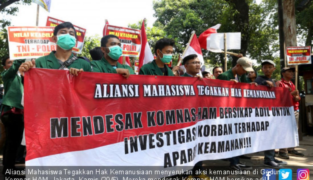 Aliansi Mahasiswa Tegakkan Hak Kemanusiaan menyerukan aksi kemanusiaan di Gedung Komnas HAM, Jakarta, Kamis (20/6). Mereka mendesak Komnas HAM bersikap adil untuk investigasi korban terhadap aparat keamanan. - JPNN.com