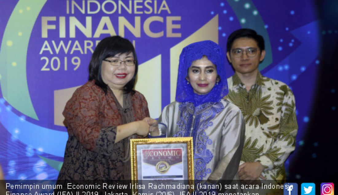 Pemimpin umum Economic Review Irlisa Rachmadiana (kanan) saat acara Indonesia Finance Award (IFA) II 2019, Jakarta, Kamis (20/6). IFA II 2019 menetapkan sebanyak 22 perusahaan terbaik yang mampu menjawab tantangan diera digital 4.0. - JPNN.com