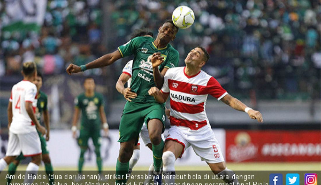 Amido Balde (dua dari kanan), striker Persebaya berebut bola di udara dengan Jaimerson Da Silva, bek Madura United FC saat pertandingan perempat final Piala Indonesia di Stadion Gelora Bung Tomo, Surabaya, Rabu (19/6). - JPNN.com