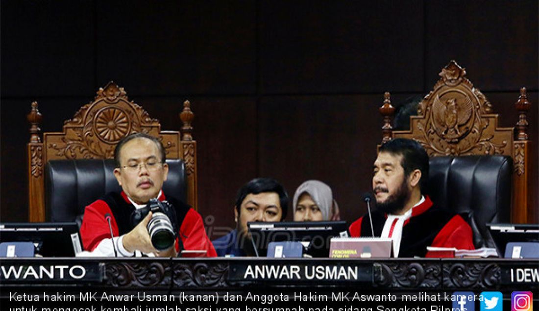 Ketua hakim MK Anwar Usman (kanan) dan Anggota Hakim MK Aswanto melihat kamera untuk mengecek kembali jumlah saksi yang bersumpah pada sidang Sengketa Pilpres 2019 di Mahkamah Konstitusi, Jakarta, Rabu (19/6). - JPNN.com