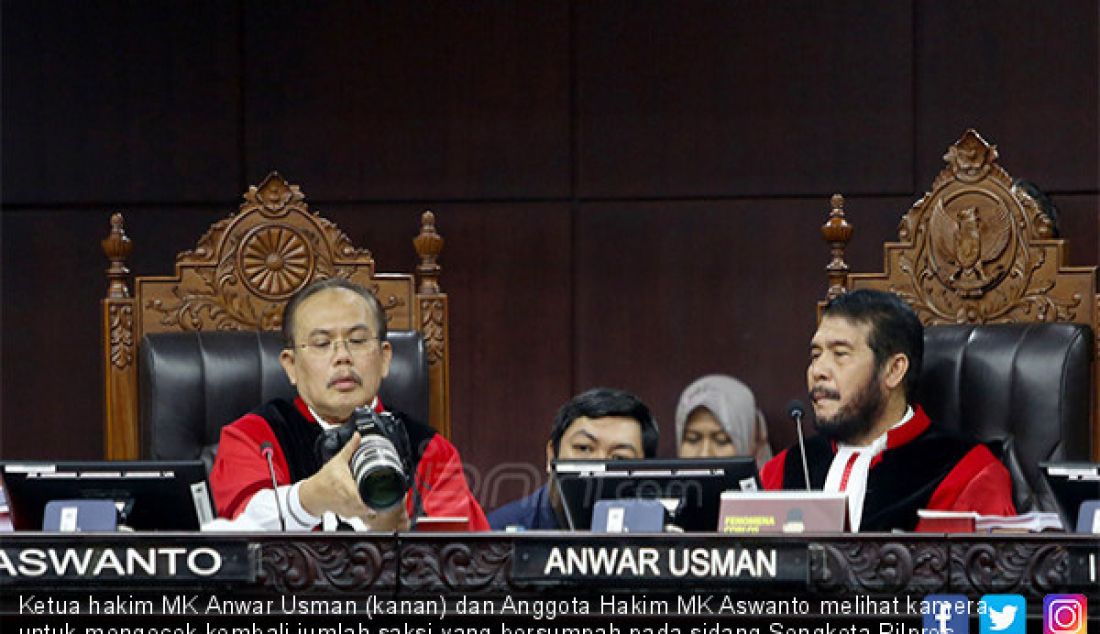 Ketua hakim MK Anwar Usman (kanan) dan Anggota Hakim MK Aswanto melihat kamera untuk mengecek kembali jumlah saksi yang bersumpah pada sidang Sengketa Pilpres 2019 di Mahkamah Konstitusi, Jakarta, Rabu (19/6). - JPNN.com