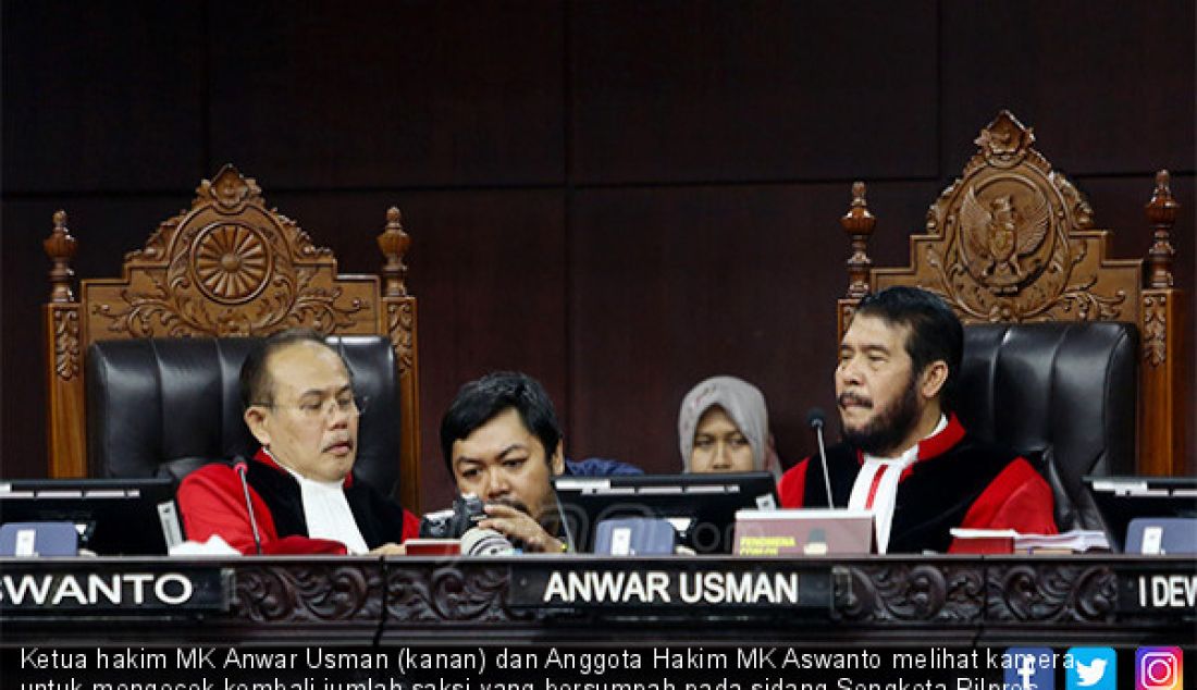 Ketua hakim MK Anwar Usman (kanan) dan Anggota Hakim MK Aswanto melihat kamera untuk mengecek kembali jumlah saksi yang bersumpah pada sidang Sengketa Pilpres 2019 di Mahkamah Konstitusi, Jakarta, Rabu (19/6). - JPNN.com