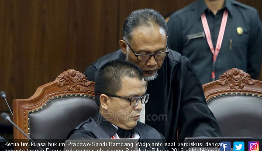 Ketua tim kuasa hukum Prabowo-Sandi Bambang Widjojanto saat berdiskusi dengan anggota timnya Denny Indrayana pada sidang Sengketa Pilpres 2019 di Mahkamah Konstitusi, Jakarta, Rabu (19/6). - JPNN.com