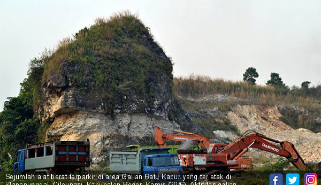 Sejumlah alat berat terparkir di area Galian Batu Kapur yang terletak di Klapanunggal, Cileungsi, Kabupaten Bogor, Kamis (20/6). Aktifitas galian tersebut kian lama kian mengikis area hijau di sekitarnya. - JPNN.com