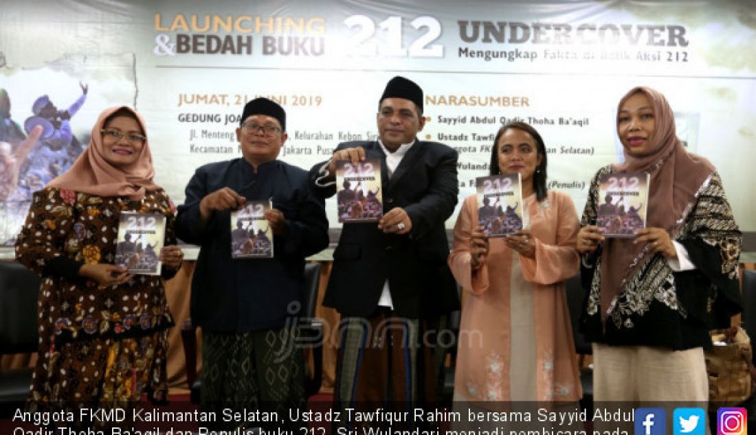 Anggota FKMD Kalimantan Selatan, Ustadz Tawfiqur Rahim bersama Sayyid Abdul Qadir Thoha Ba'aqil dan Penulis buku 212, Sri Wulandari menjadi pembicara pada peluncuran dan bedah buku 212, Jakarta, Jumat (21/6). Buku tersebut untuk mengungkap fakta di balik aksi 212. - JPNN.com