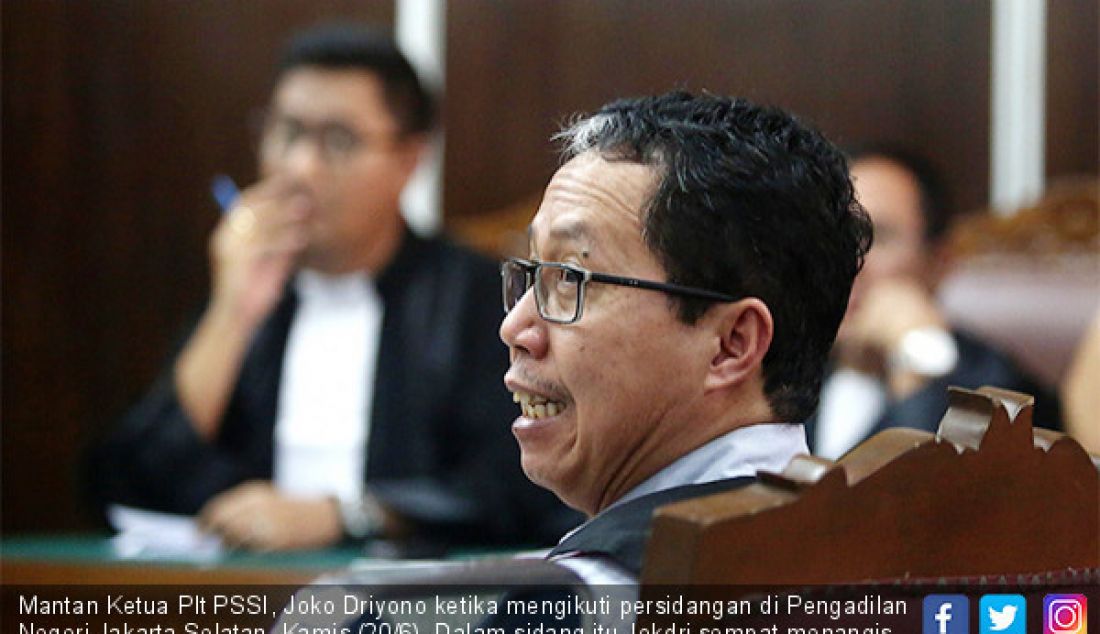 Mantan Ketua Plt PSSI, Joko Driyono ketika mengikuti persidangan di Pengadilan Negeri Jakarta Selatan, Kamis (20/6). Dalam sidang itu Jokdri sempat menangis tersedu-sedu. - JPNN.com