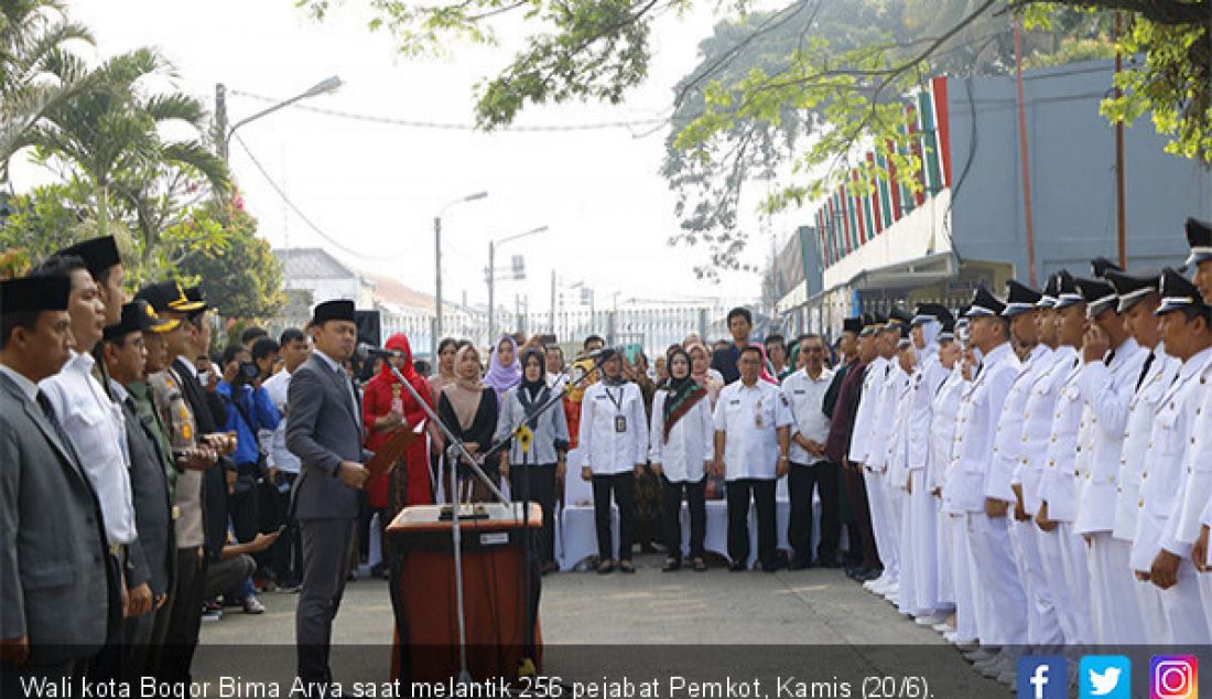 Wali kota Bogor Bima Arya saat melantik 256 pejabat Pemkot, Kamis (20/6). Pelantikan tersebut dilakukan di halaman Stasiun Bogor. - JPNN.com