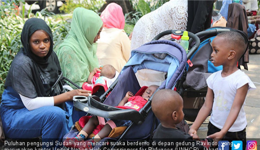 Puluhan pengungsi Sudan yang mencari suaka berdemo di depan gedung Ravindo, yang merupakan kantor United Nation High Comissioners for Refugees (UNHCR), Jakarta, Kamis (20/6). Massa mendesak UNHCR mempercepat proses suaka. - JPNN.com