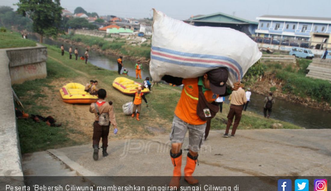 Peserta ‘Bebersih Ciliwung’ membersihkan pinggiran sungai Ciliwung di Rawajati, Jakarta, Minggu (23/6). - JPNN.com