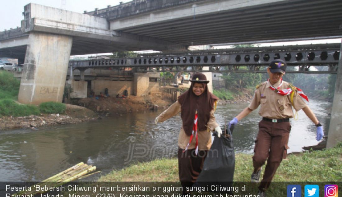 Peserta ‘Bebersih Ciliwung’ membersihkan pinggiran sungai Ciliwung di Rawajati, Jakarta, Minggu (23/6). Kegiatan yang diikuti sejumlah komunitas tersebut bertujuan untuk memperbaiki kualitas air Sungai Ciliwung, sekaligus melakukan kampanye dan edukasi lingkungan perlindungan dan pengelolaan ekosistem di DAS Ciliwung. - JPNN.com