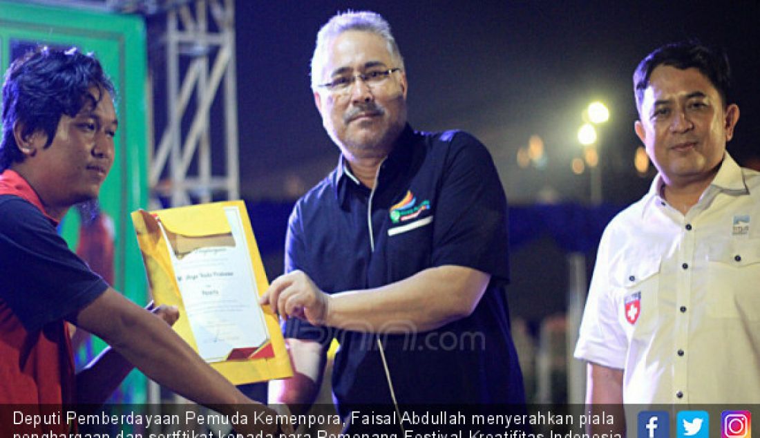 Deputi Pemberdayaan Pemuda Kemenpora, Faisal Abdullah menyerahkan piala penghargaan dan sertftikat kepada para Pemenang Festival Kreatifitas Indonesia 2019, Bandar Lampung, Sabtu (23/6). - JPNN.com