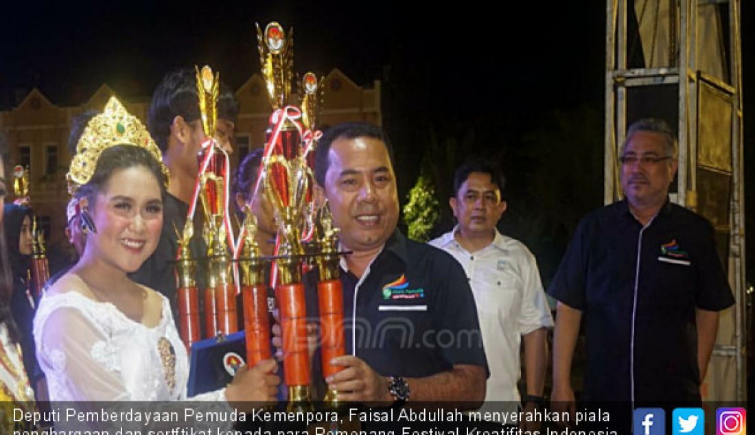 Deputi Pemberdayaan Pemuda Kemenpora, Faisal Abdullah menyerahkan piala penghargaan dan sertftikat kepada para Pemenang Festival Kreatifitas Indonesia 2019, Bandar Lampung, Sabtu (23/6). - JPNN.com