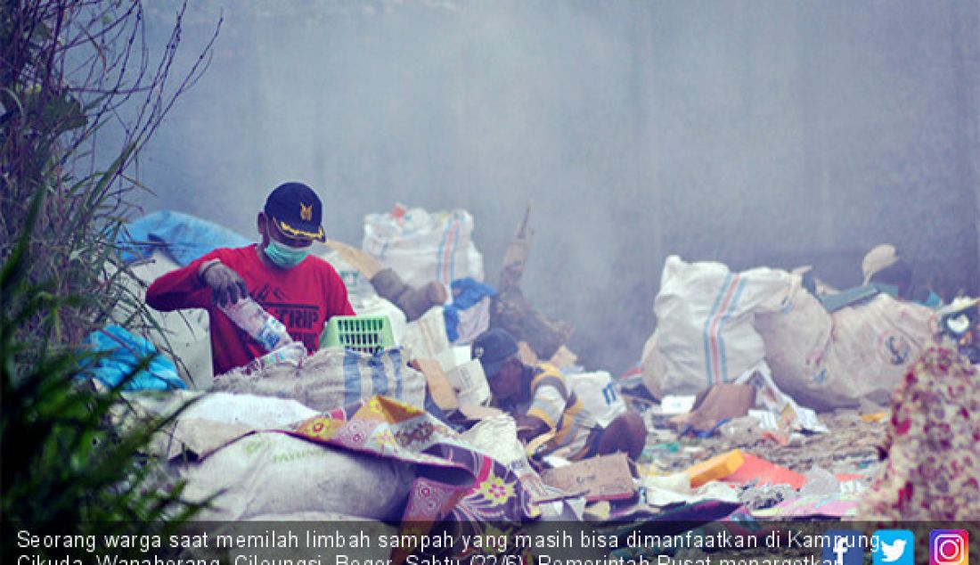 Seorang warga saat memilah limbah sampah yang masih bisa dimanfaatkan di Kampung Cikuda, Wanaherang, Cileungsi, Bogor, Sabtu (22/6). Pemerintah Pusat menargetkan Indonesia bebas sampah pada 2025 mendatang. - JPNN.com