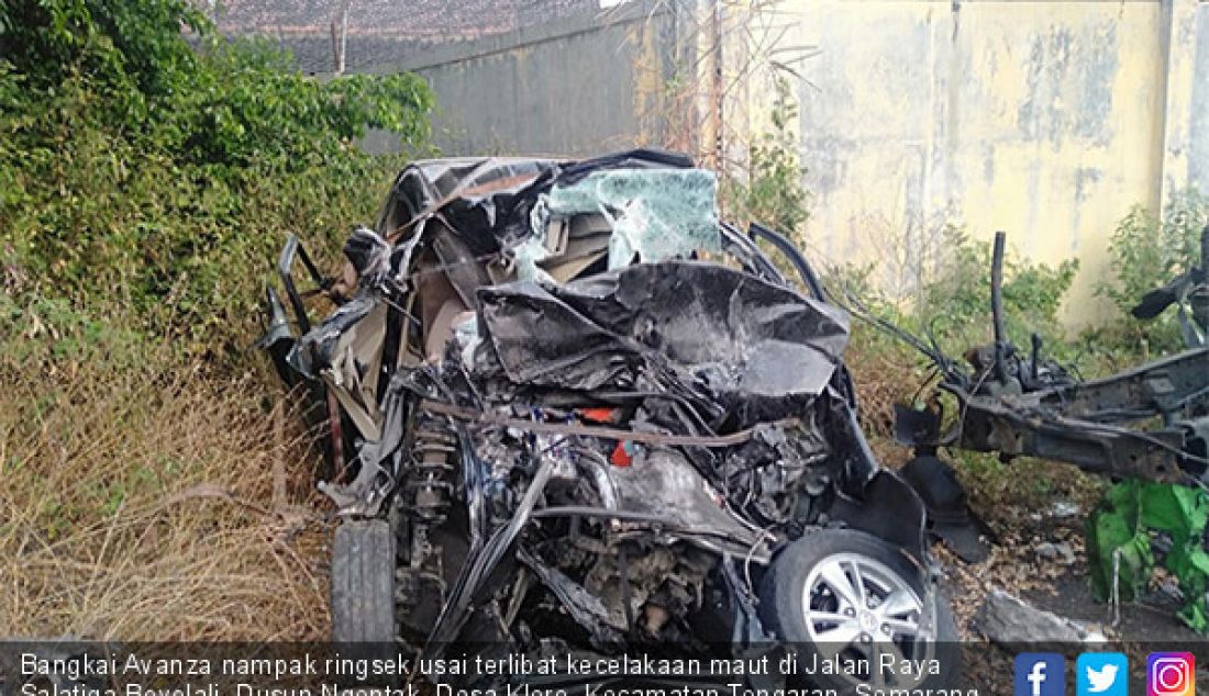 Bangkai Avanza nampak ringsek usai terlibat kecelakaan maut di Jalan Raya Salatiga Boyolali, Dusun Ngentak, Desa Klero, Kecamatan Tengaran, Semarang, Minggu (23/6). Kecelakaan itu menewaskan tujuh dari delapan penumpang minib - JPNN.com