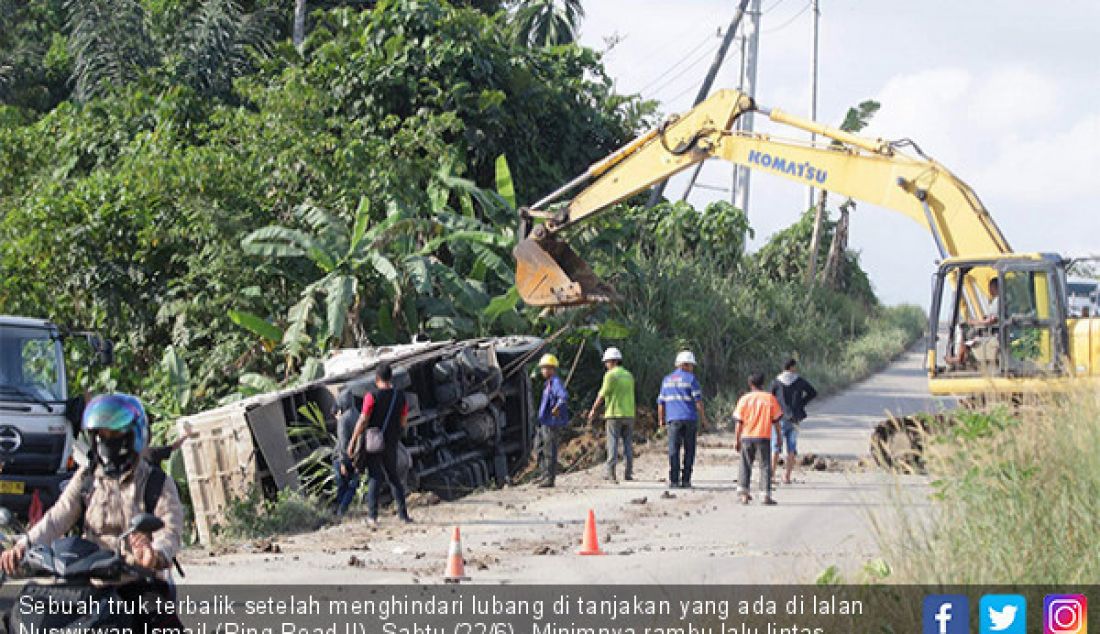 Sebuah truk terbalik setelah menghindari lubang di tanjakan yang ada di lalan Nuswirwan Ismail (Ring Road II), Sabtu (22/6). Minimnya rambu lalu lintas membuat pengendara yang kurang menguasi medan dan kerap memicu kecelakaan - JPNN.com