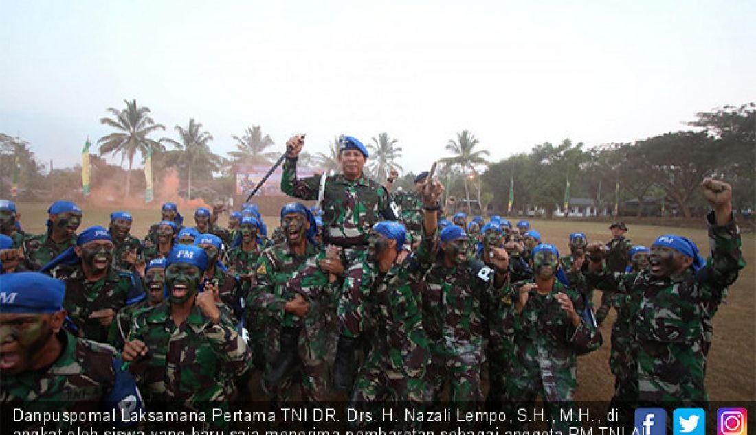 Danpuspomal Laksamana Pertama TNI DR. Drs. H. Nazali Lempo, S.H., M.H., di angkat oleh siswa yang baru saja menerima pembaretan sebagai anggota PM TNI AL di lapangan Puslatpur Purboyo Malang, Minggu (23/6). - JPNN.com