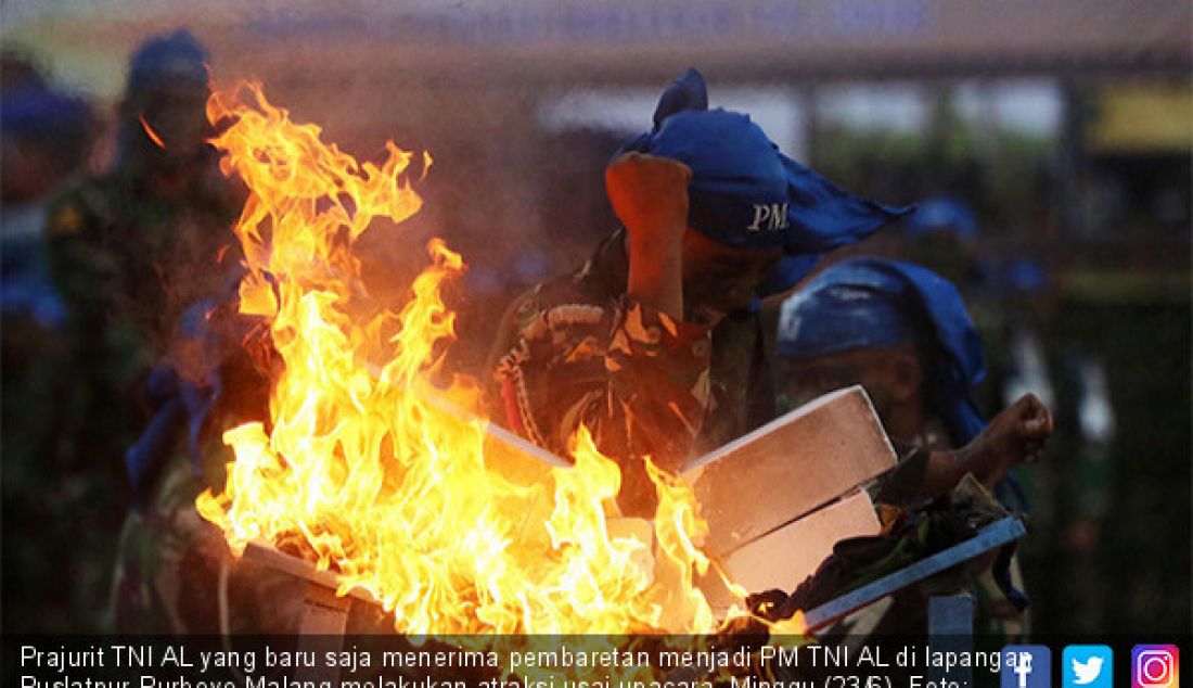 Prajurit TNI AL yang baru saja menerima pembaretan menjadi PM TNI AL di lapangan Puslatpur Purboyo Malang melakukan atraksi usai upacara, Minggu (23/6). - JPNN.com