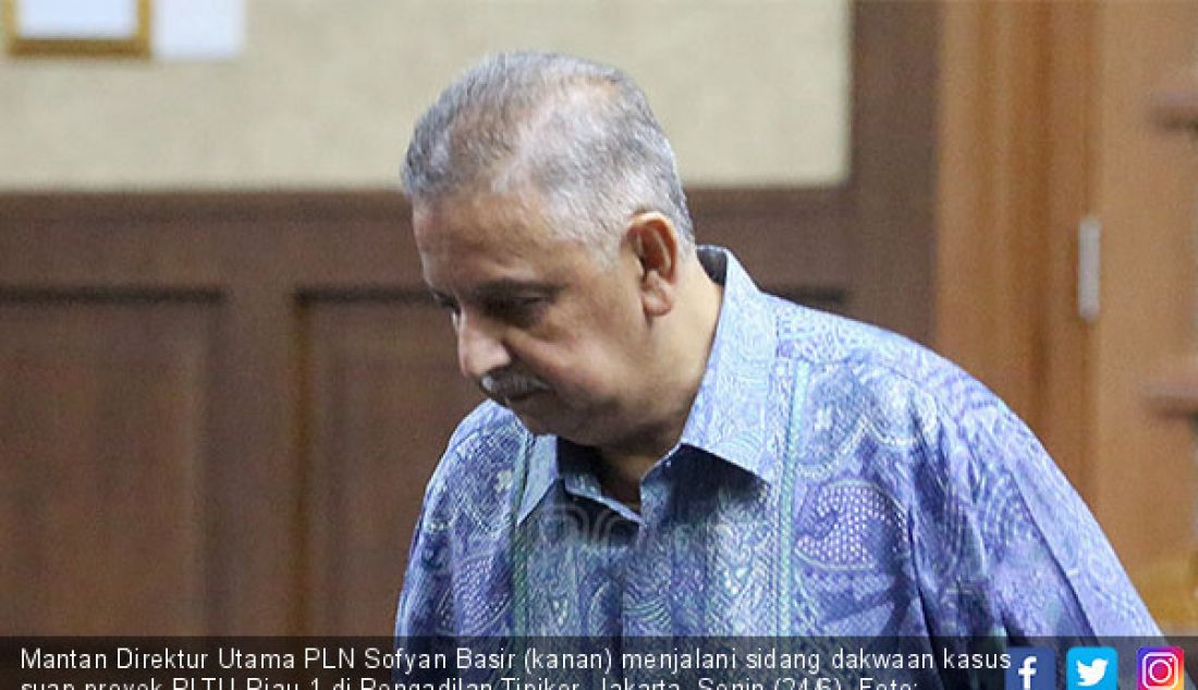 Mantan Direktur Utama PLN Sofyan Basir (kanan) menjalani sidang dakwaan kasus suap proyek PLTU Riau-1 di Pengadilan Tipikor, Jakarta, Senin (24/6). - JPNN.com