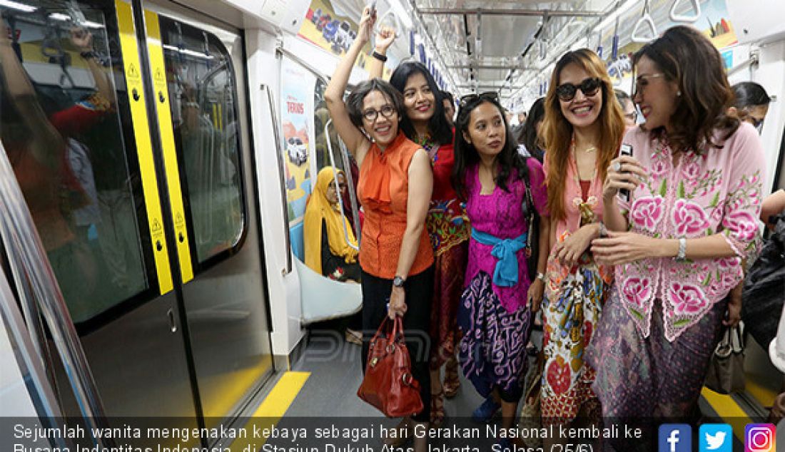 Sejumlah wanita mengenakan kebaya sebagai hari Gerakan Nasional kembali ke Busana Indentitas Indonesia, di Stasiun Dukuh Atas, Jakarta, Selasa (25/6). Gerakan bernama Selasa Berkebaya ini untuk menularkan pada generasi muda untuk tetap berkebaya. - JPNN.com