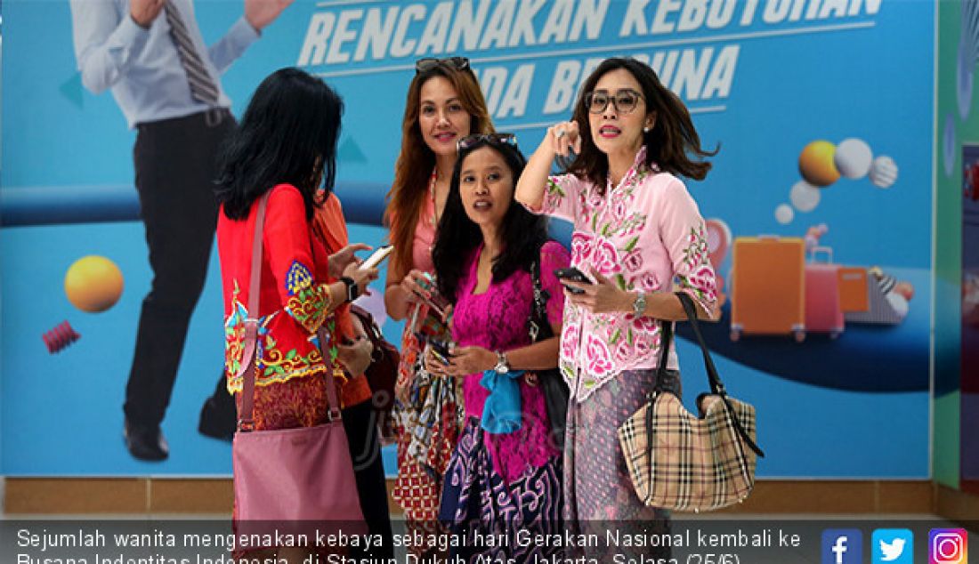 Sejumlah wanita mengenakan kebaya sebagai hari Gerakan Nasional kembali ke Busana Indentitas Indonesia, di Stasiun Dukuh Atas, Jakarta, Selasa (25/6). Gerakan bernama Selasa Berkebaya ini untuk menularkan pada generasi muda untuk tetap berkebaya. - JPNN.com