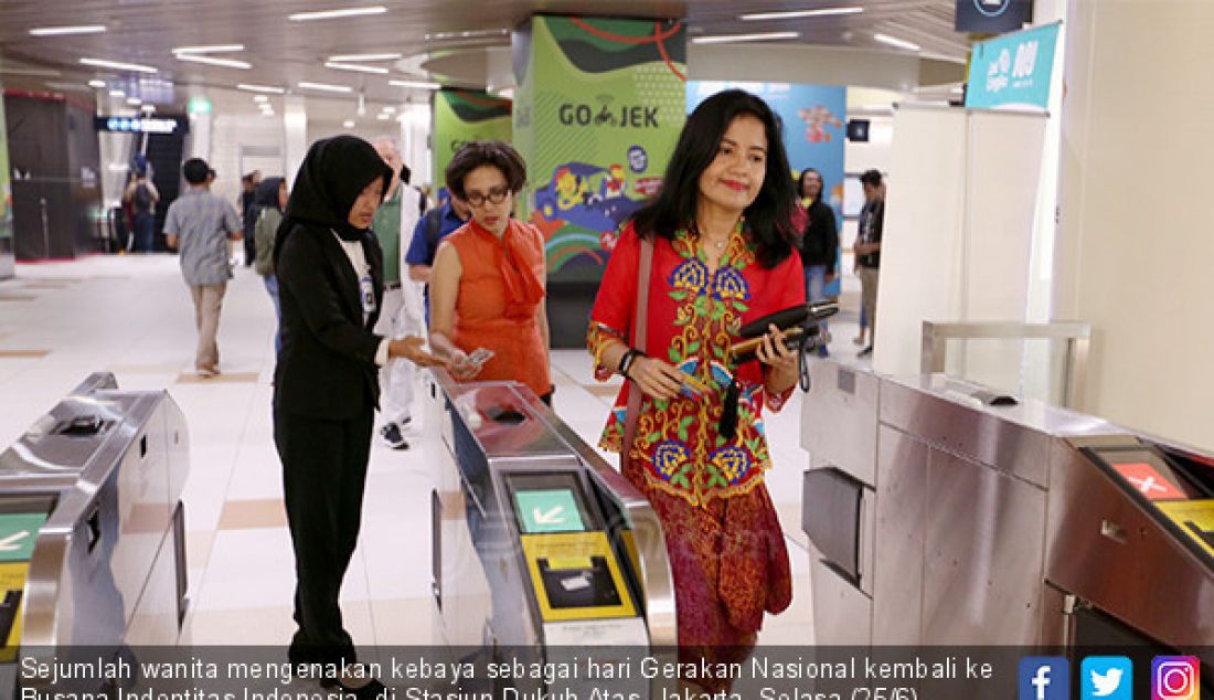 Sejumlah wanita mengenakan kebaya sebagai hari Gerakan Nasional kembali ke Busana Indentitas Indonesia, di Stasiun Dukuh Atas, Jakarta, Selasa (25/6). Gerakan bernama Selasa Berkebaya ini untuk menularkan pada generasi muda untuk tetap berkebaya. - JPNN.com