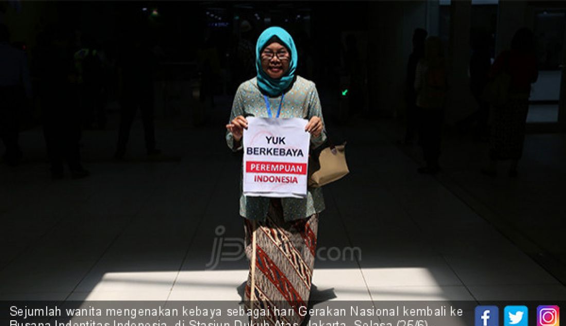 Sejumlah wanita mengenakan kebaya sebagai hari Gerakan Nasional kembali ke Busana Indentitas Indonesia, di Stasiun Dukuh Atas, Jakarta, Selasa (25/6). Gerakan bernama Selasa Berkebaya ini untuk menularkan pada generasi muda untuk tetap berkebaya. - JPNN.com