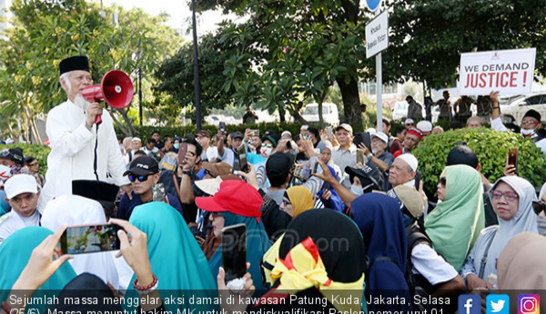 Sejumlah massa menggelar aksi damai di kawasan Patung Kuda, Jakarta, Selasa (25/6). Massa menuntut hakim MK untuk mendiskualifikasi Paslon nomor urut 01, karena melakukan kecurangan selama Pilpres 2019. - JPNN.com