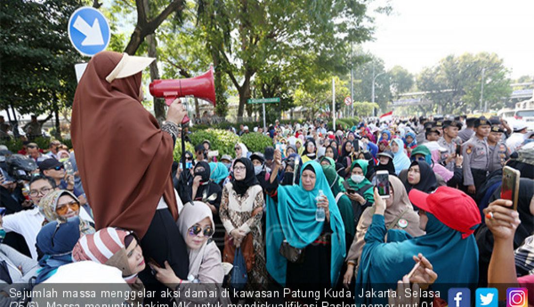 Sejumlah massa menggelar aksi damai di kawasan Patung Kuda, Jakarta, Selasa (25/6). Massa menuntut hakim MK untuk mendiskualifikasi Paslon nomor urut 01, karena melakukan kecurangan selama Pilpres 2019. - JPNN.com