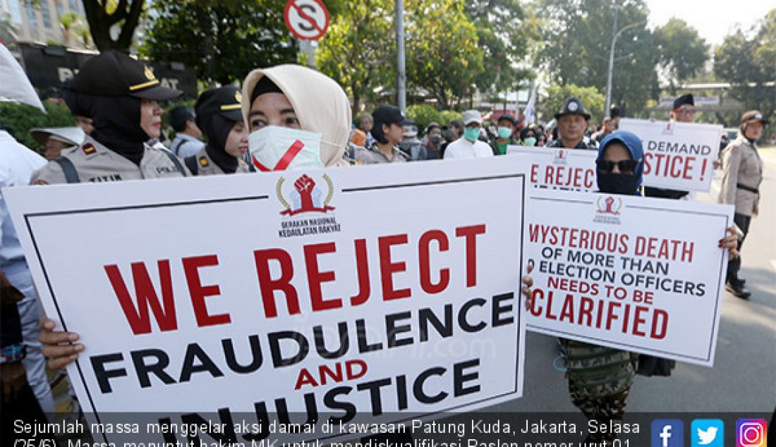 Sejumlah massa menggelar aksi damai di kawasan Patung Kuda, Jakarta, Selasa (25/6). Massa menuntut hakim MK untuk mendiskualifikasi Paslon nomor urut 01, karena melakukan kecurangan selama Pilpres 2019. - JPNN.com