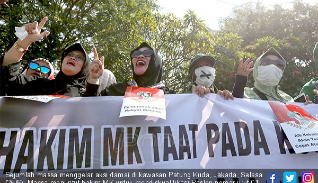 Sejumlah massa menggelar aksi damai di kawasan Patung Kuda, Jakarta, Selasa (25/6). Massa menuntut hakim MK untuk mendiskualifikasi Paslon nomor urut 01, karena melakukan kecurangan selama Pilpres 2019. - JPNN.com