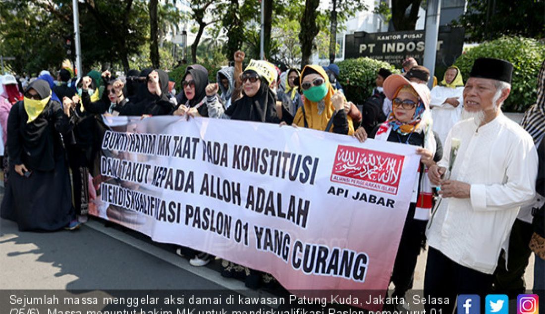 Sejumlah massa menggelar aksi damai di kawasan Patung Kuda, Jakarta, Selasa (25/6). Massa menuntut hakim MK untuk mendiskualifikasi Paslon nomor urut 01, karena melakukan kecurangan selama Pilpres 2019. - JPNN.com