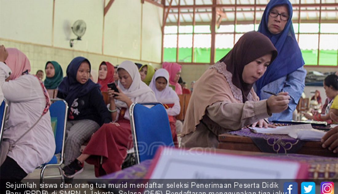 Sejumlah siswa dan orang tua murid mendaftar seleksi Penerimaan Peserta Didik Baru (PPDB) di SMPN 1 Jakarta, Selasa (25/6).Pendaftaran menggunakan tiga jalur penerimaan yakni jalur zonasi, prestasi dan jalur perpinda - JPNN.com