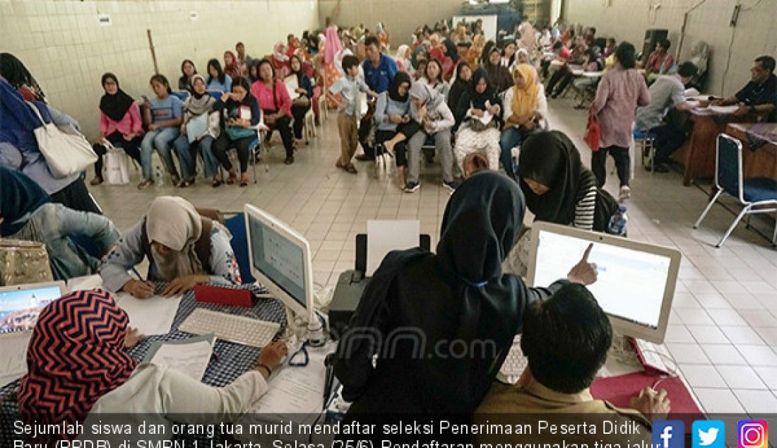 Sejumlah siswa dan orang tua murid mendaftar seleksi Penerimaan Peserta Didik Baru (PPDB) di SMPN 1 Jakarta, Selasa (25/6).Pendaftaran menggunakan tiga jalur penerimaan yakni jalur zonasi, prestasi dan jalur perpinda - JPNN.com