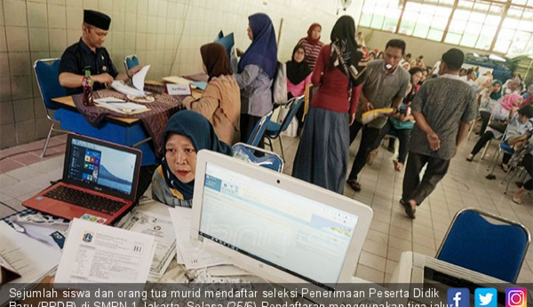 Sejumlah siswa dan orang tua murid mendaftar seleksi Penerimaan Peserta Didik Baru (PPDB) di SMPN 1 Jakarta, Selasa (25/6).Pendaftaran menggunakan tiga jalur penerimaan yakni jalur zonasi, prestasi dan jalur perpinda - JPNN.com