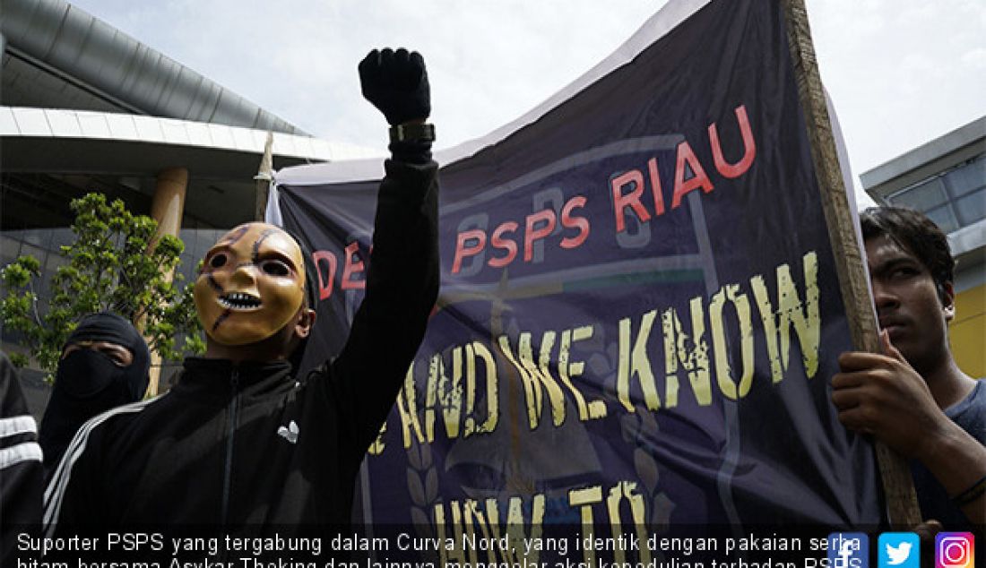 Suporter PSPS yang tergabung dalam Curva Nord, yang identik dengan pakaian serba hitam bersama Asykar Theking dan lainnya menggelar aksi kepedulian terhadap PSPS di Kantor Gubernur Riau, Pekanbaru, Senin (24/6). - JPNN.com