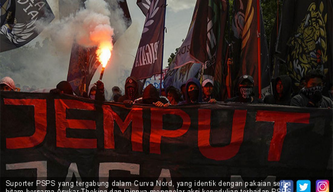 Suporter PSPS yang tergabung dalam Curva Nord, yang identik dengan pakaian serba hitam bersama Asykar Theking dan lainnya menggelar aksi kepedulian terhadap PSPS di Kantor Gubernur Riau, Pekanbaru, Senin (24/6). - JPNN.com