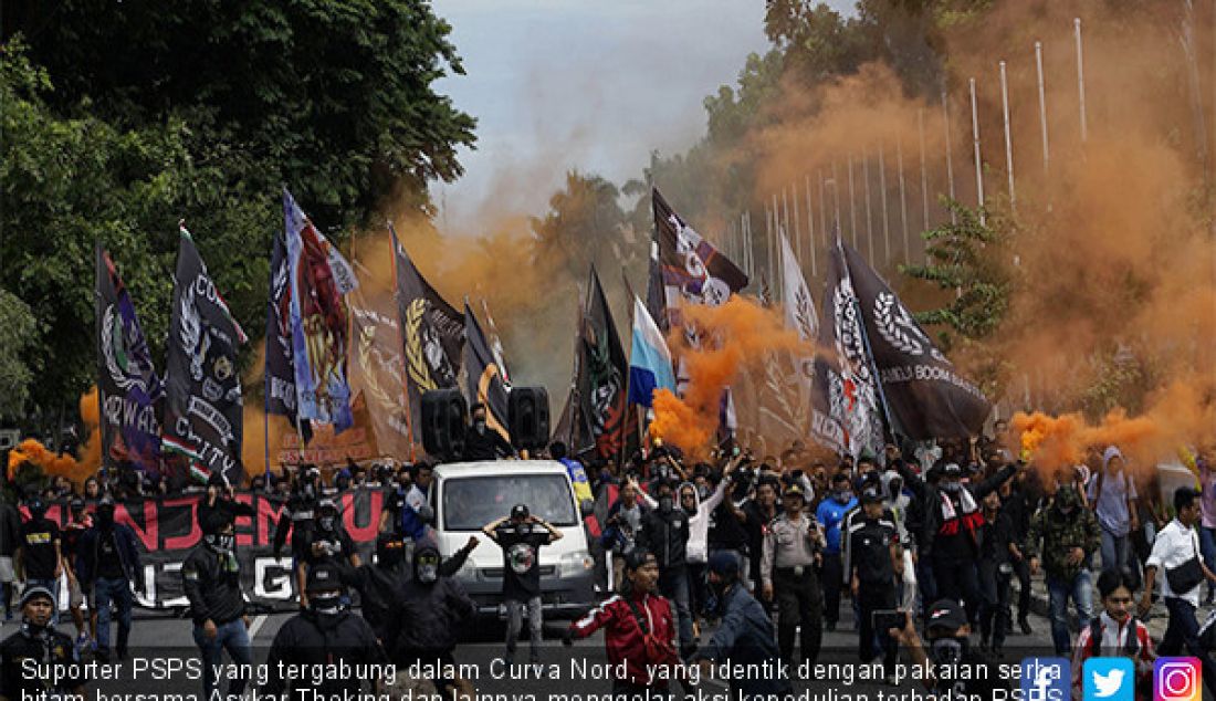 Suporter PSPS yang tergabung dalam Curva Nord, yang identik dengan pakaian serba hitam bersama Asykar Theking dan lainnya menggelar aksi kepedulian terhadap PSPS di Kantor Gubernur Riau, Pekanbaru, Senin (24/6). - JPNN.com