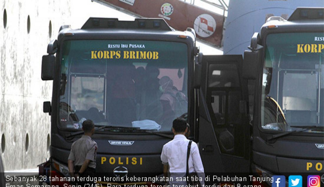 Sebanyak 28 tahanan terduga teroris keberangkatan saat tiba di Pelabuhan Tanjung Emas Semarang, Senin (24/6). Para terduga teroris tersebut, terdiri dari 8 orang pria, 7 perempuan, 2 anak laki-laki, 11 anak perempuan. - JPNN.com