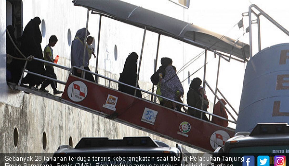 Sebanyak 28 tahanan terduga teroris keberangkatan saat tiba di Pelabuhan Tanjung Emas Semarang, Senin (24/6). Para terduga teroris tersebut, terdiri dari 8 orang pria, 7 perempuan, 2 anak laki-laki, 11 anak perempuan. - JPNN.com