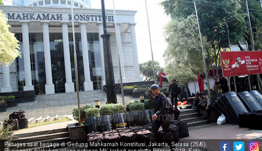 Petugas saat berjaga di Gedung Mahkamah Konstitusi, Jakarta, Selasa (25/6). Penjagaan dilakukan jelang putusan MK terkait sengketa Pilpres 2019. - JPNN.com