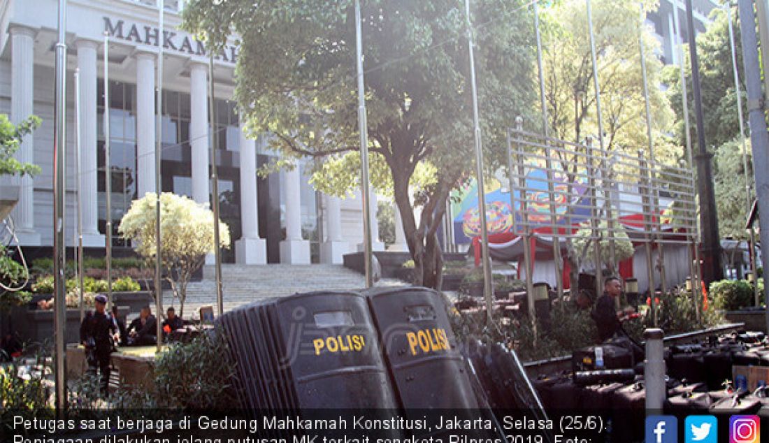 Petugas saat berjaga di Gedung Mahkamah Konstitusi, Jakarta, Selasa (25/6). Penjagaan dilakukan jelang putusan MK terkait sengketa Pilpres 2019. - JPNN.com