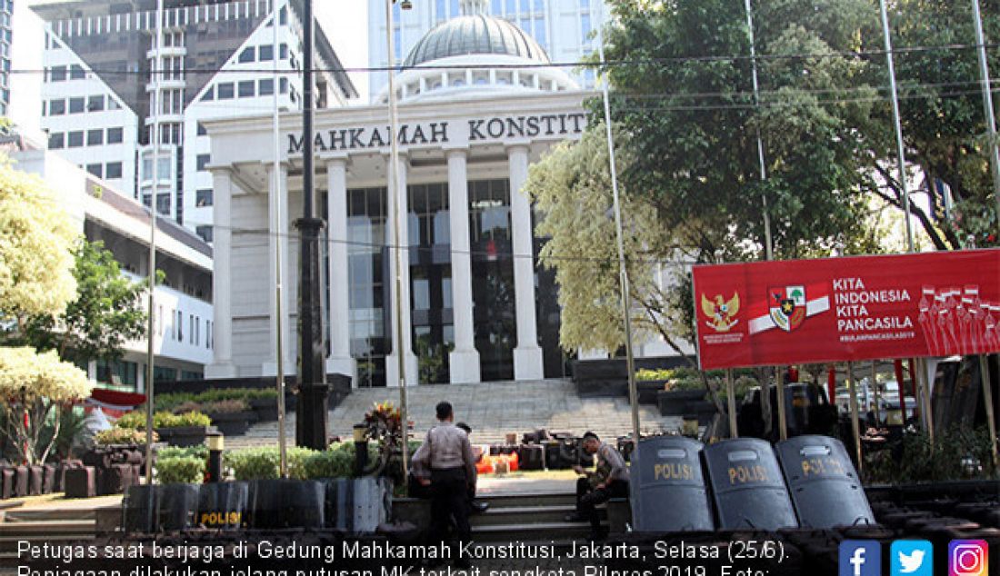 Petugas saat berjaga di Gedung Mahkamah Konstitusi, Jakarta, Selasa (25/6). Penjagaan dilakukan jelang putusan MK terkait sengketa Pilpres 2019. - JPNN.com