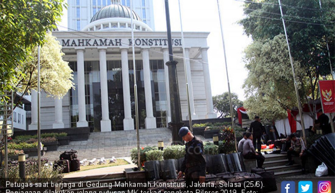 Petugas saat berjaga di Gedung Mahkamah Konstitusi, Jakarta, Selasa (25/6). Penjagaan dilakukan jelang putusan MK terkait sengketa Pilpres 2019. - JPNN.com