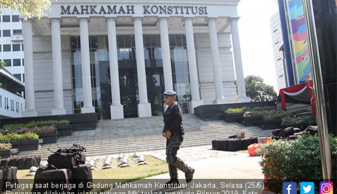 Petugas saat berjaga di Gedung Mahkamah Konstitusi, Jakarta, Selasa (25/6). Penjagaan dilakukan jelang putusan MK terkait sengketa Pilpres 2019. - JPNN.com