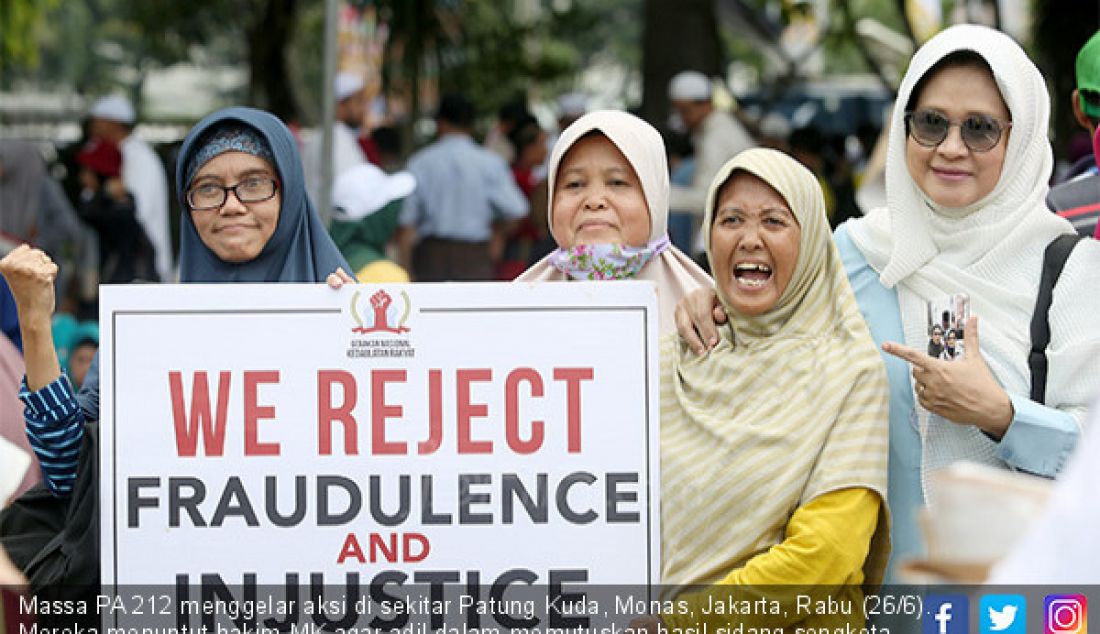 Massa PA 212 menggelar aksi di sekitar Patung Kuda, Monas, Jakarta, Rabu (26/6). Mereka menuntut hakim MK agar adil dalam memutuskan hasil sidang sengketa Pilpres 2019. - JPNN.com