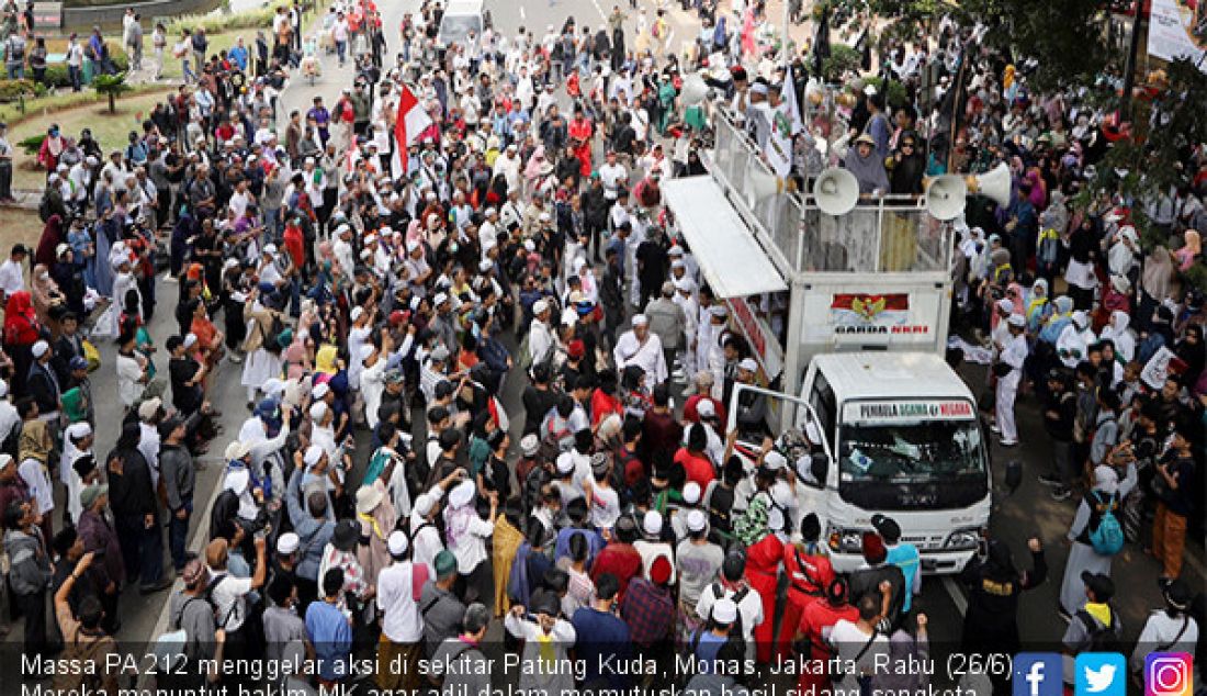 Massa PA 212 menggelar aksi di sekitar Patung Kuda, Monas, Jakarta, Rabu (26/6). Mereka menuntut hakim MK agar adil dalam memutuskan hasil sidang sengketa Pilpres 2019. - JPNN.com